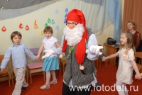 Артист в костюме гномика на детском празднике, на фото из фотогалереи детского праздника