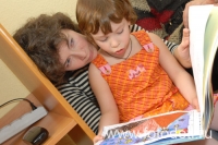 Фотогалерея, посвящённая тому, как ребёнок читает вместе с мамой , фотография на сайте фотодети.ру