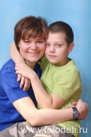 Мама с сыном-подростком на руках , фотография на сайте фотодети.ру