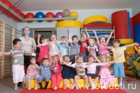 Дети в дестском саду кричат ура от радости , фото на сайте fotodeti.ru