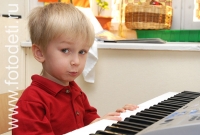 Обучение игры на клавишных инструментах, фотоизображения маленьких музыкантов