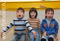 Дети показывают разные эмоции на психологическом тренинге для дошкольников, фотографии детских эмоций