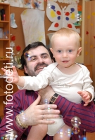 Папа и ребёнок играют с мыльными пузырями, фотографии детей на авторском сайте детского фотографа