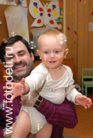 Папа с сыном ловят мыльные пузыри, фотографии детей на авторском сайте детского фотографа