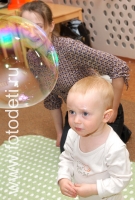 Ребёнок разглядывает своё отражение в мыльном пузыре, фотографии детей в авторском  фотобанке