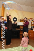 Мыльные пузыри на развивающих занятиях для детей, фото детей в фотобанке fotodeti.ru