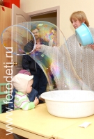 Огромные мыльные пузыри на развивающих занятиях в детском центре, фото детей на сайте fotodeti.ru