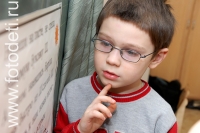 Фотография ребёнка, увлечённого чтением в фотобанке детских фотографий