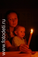 Мальчик с мамой и свечой, фотография из архива детского фотографа
