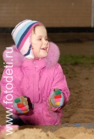 Девочка в песочнице на детской площадке, фото детей в фотобанке fotodeti.ru