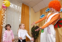 Клоун общается с детьми, на фото из фотогалереи детского праздника