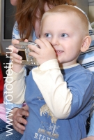 Ребёнок с цифровым фотоаппаратом, дети кушают самостоятельно