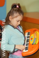 Детский синтезатор, фотоизображения маленьких музыкантов