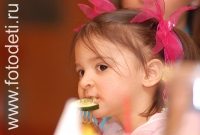 С какого возраста разрешать ребёнку есть вилкой, дети кушают самостоятельно