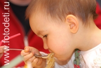 Ребёнок задумчиво ест макароны, дети кушают самостоятельно
