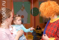 Ребёнок общается с клоуном в костюме Карлсона, на фото из фотогалереи детского праздника