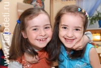 Фотосъёмка в детском саду, две весёлые подружки , фотография на сайте fotodeti.ru