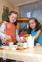 Игрушечная посуда, фото детей в фотобанке fotodeti.ru
