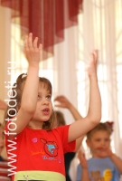 Девочка поднимает руки в танце, тематика фото «Обучение детей танцам