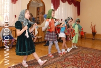 Девчата в платочках танцуют Барыню, тематика фото «Обучение детей танцам