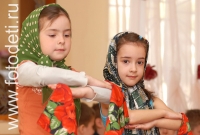 Девочки в платочках репетируют выступление на утреннике, тематика фото «Обучение детей танцам