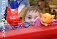 Ребёнок разыгрывает кукольное представление, фотогалерея детской театральной студии