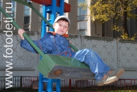 Мальчик на качелях, фото детей на сайте fotodeti.ru