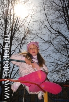 На детских площадках, фото детей в фотобанке fotodeti.ru