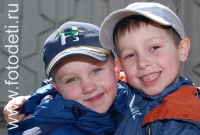Друзья на детской площадке , фото на сайте fotodeti.ru