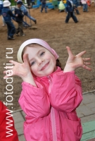Девочка на детской площадке, фото играющих малышей