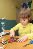 Девочка украшает поделку пластилином, фото ребёнка из галереи «Творческие занятия для детей