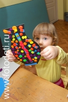 Ребёнок показывает свою поделку, фото ребёнка из галереи «Творческие занятия для детей