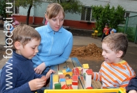 Игра в кубики, фото детей в фотобанке fotodeti.ru