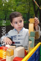 Строительство замков из кубиков, фото детей в фотобанке fotodeti.ru