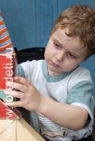 Ребёнок увлеченно играет с кубиками, фото детей в фотобанке fotodeti.ru