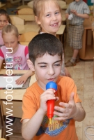 Ребёнок с микрофоном в руках, фотоизображения маленьких музыкантов
