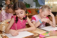 Умильная фотка рисующих детей, фотография из галереи «Дети рисуют