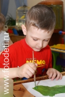Мальчик с кисточкой, фотография из галереи «Дети рисуют