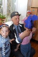 Охранник детского сада помогает детям собираться на прогулку, фотографии детей с папами