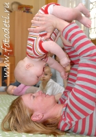 Мама с малышом в полосатых купальниках занимаются весёлым фитнесом, забавные фотографии детей на сайте детского фотографа