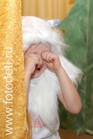 Ребёнок играет плачущего зайца, фотогалерея детской театральной студии