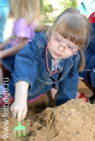 Игрушки для игры в песочнице, фото детей в фотобанке fotodeti.ru