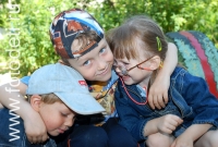 Маленькие друзья в песочнице, фото детей в фотобанке fotodeti.ru