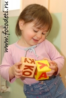 Ребёнок играет с кубиками Зайцева, забавные фотографии детей на сайте детского фотографа