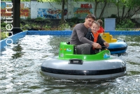 Водные аттракционы для детей и их родителей в городском парке, фотографии детей с папами