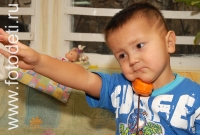 Ребёнок говорит по телефону, фото детей на сайте fotodeti.ru