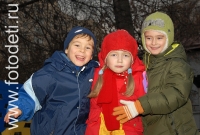 Маленькие друзья на детской площадке , фото на сайте fotodeti.ru