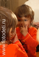 Как помочь ребёнку изучить название частей тела и лица, фото детей у зеркала