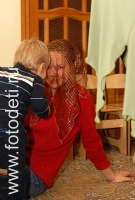 Мама прячется от ребёнка, фото детей в фотобанке fotodeti.ru