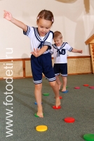 Упражнения для развития чувства равновесия у детей, на фото дети занимаются спортом